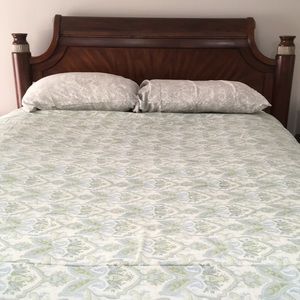 Green and White Full Comforter with 2 Pillow Cases